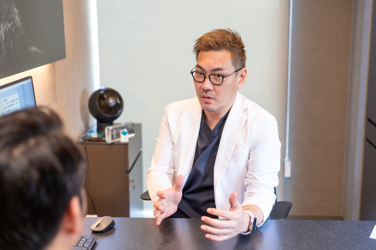 院長が患者に治療計画と費用を説明している様子