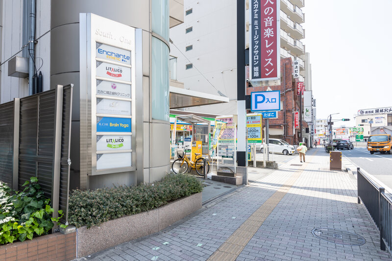 サウスワンビルが見える歩道